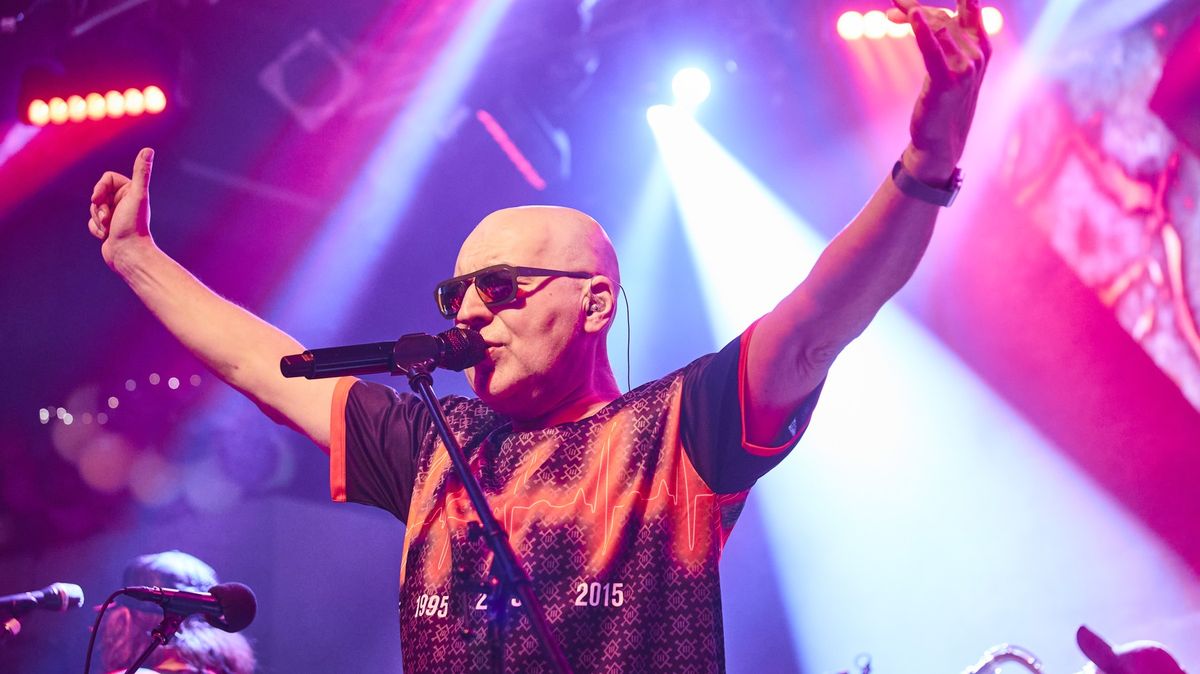 RECENZE: Zatraceně vydařený halový večírek. Tři sestry a Trautenberk hráli v O2 areně